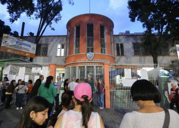 Ciudadanos en Venezuela esperan a las afueras de los centros de votación