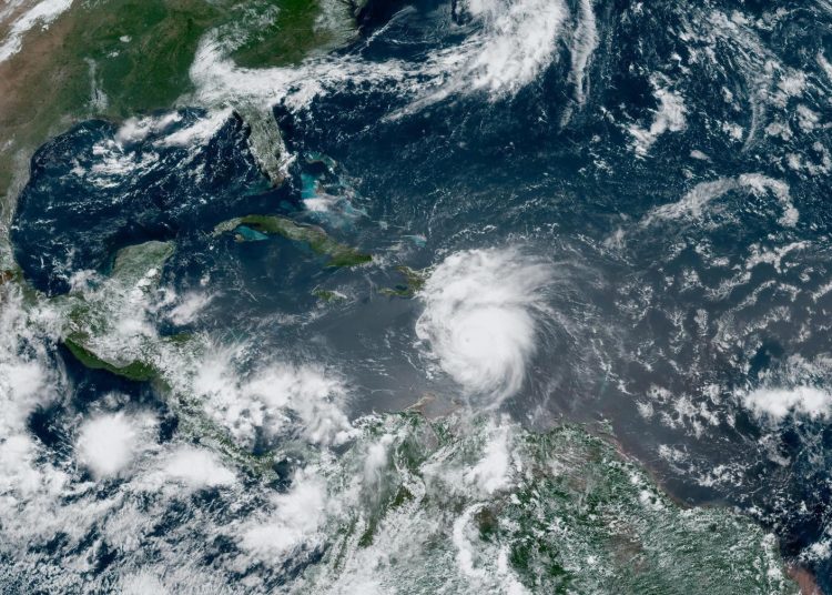 EFE/ NOAA-NHC