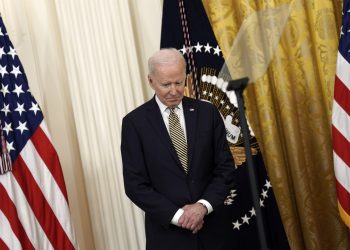 Biden reconoce que “casi se queda dormido” en el debate contra Trump
