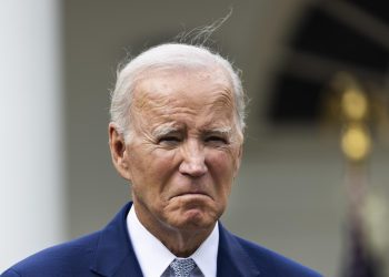 Biden pone su continuidad en manos del “todopoderoso”