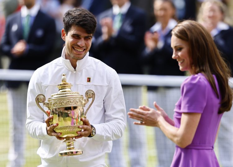 Wimbledon (United Kingdom), 14/07/2024.- Carlos Alcaraz of Spain receives the trophy from Britain's Catherine, Princess of Wales after winning the Men's final against Novak Djokovic of Serbia at the Wimbledon Championships, Wimbledon, Britain, 14 July 2024. (Tenis, Princesa de Gales, España, Reino Unido) EFE/EPA/TOLGA AKMEN EDITORIAL USE ONLY