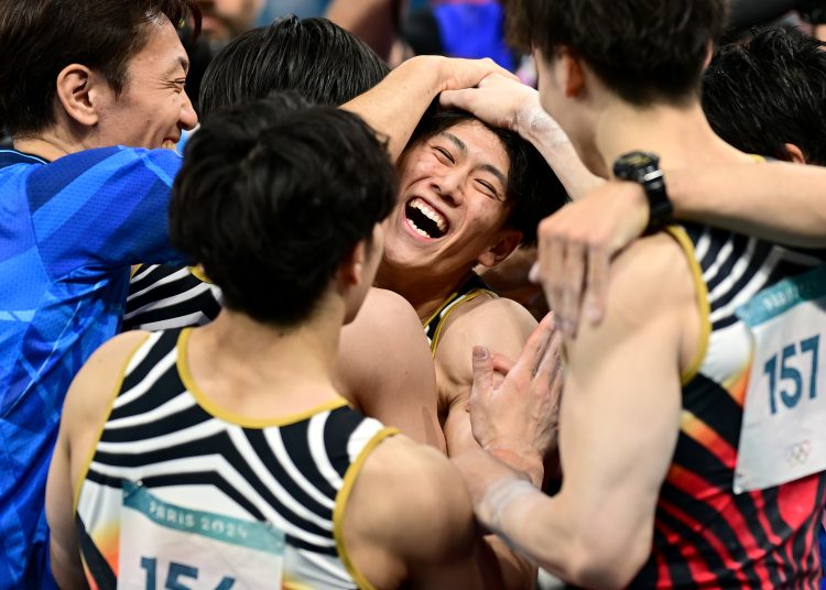 Paris (France), 29/07/2024.- Daiki Hashimoto (C) and teammates of Japan celebrate after winning the Men Team final of the Artistic Gymnastics competitions in the Paris 2024 Olympic Games, at the Bercy Arena in Paris, France, 29 July 2024. (Francia, Japón) EFE/EPA/CHRISTIAN BRUNA