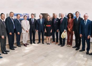 Sheinbaum se reúne con congresistas de EU