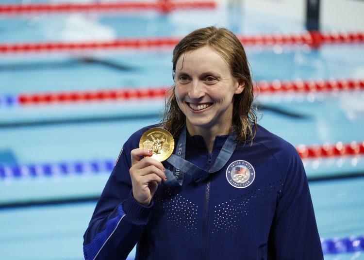 Paris (France), 31/07/2024.- Gold medalist Katie Ledecky of USA poses after the Women 1500m Freestyle final of the Swimming competitions in the Paris 2024 Olympic Games, at the Paris La Defense Arena in Paris, France, 31 July 2024. (1500 metros, 1500 metros, Francia) EFE/EPA/FRANCK ROBICHON
