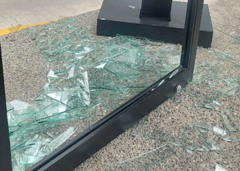 Ráfagas fuertes de viento rompe cristales en Acapulco