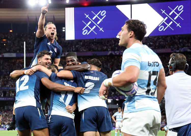 Saint Denis (France), 25/07/2024.- French players celebrate after winning the Men Quarter Final match against Argentina of the Rugby Sevens competitions in the Paris 2024 Olympic Games, at the Stade de France in Saint Denis, France, 25 July 2024. (Francia) EFE/EPA/CHRISTOPHE PETIT TESSON