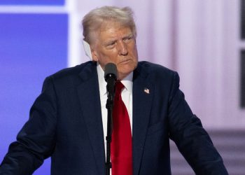 Trump lanza ataque publicitario contra Kamala Harris tras renuncia de Biden