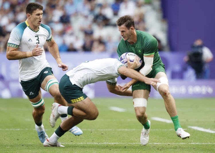 Saint-denis (France), 24/07/2024.- Jack Kelly (R) of Ireland and Tiaan Pretorius of South Africa (C) in action during the Men Pool C Match match Fiji vs Uruguay of the Rugby Sevens competitions in the Paris 2024 Olympic Games, at the Stade de France in Saint Denis, France, 24 July 2024. (Fiyi, Francia, Irlanda, Sudáfrica) EFE/EPA/YOAN VALAT