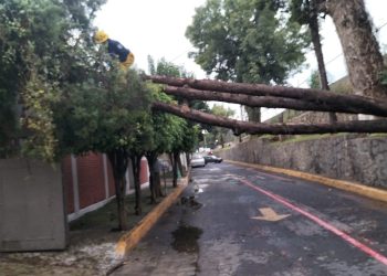 Sube nivel del agua en ríos y vialidades de Naucalpan