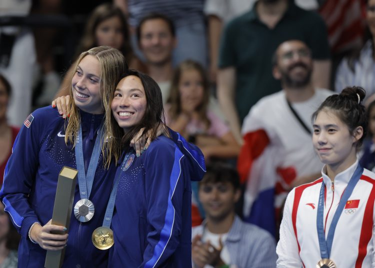 NANTERRE, 28/07/2024.- Las nadadoras, las estadounidenses, Torri Huske (c-oro) y Gretchen Walsh (i-plata), y la china Zhang Yufei (d-bronce) posan en el podio tras la final de 100m Mariposa Femenino, en La Defense Arena en Nanterre, Francia, con motivo de los Juegos Olímpicos París 2024, este domingo. EFE/ Lavandeira Jr