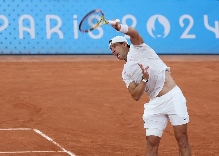 -FOTODELDÍA- PARIS, 26/07/2024.- El tenista Rafa Nadal (d) durante un entrenamiento con su compañero, Carlos Alcaraz, en el marco de los Juegos Olímpicos de París 2024, este viernes en la pista Phillipe Chatrier de Roland Garros. Nadal, con el muslo derecho vendado por sus molestias en el aductor derecho, saltó a la pista e inició el entrenamiento previsto, en compañía de Alcaraz. EFE/ Kiko Huesca