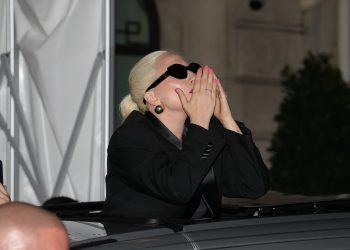 Lady Gaga presenta en París a su prometido