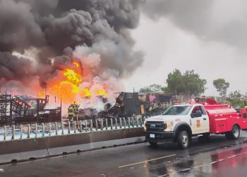 Se registra incendio fuera de control atrás del AICM