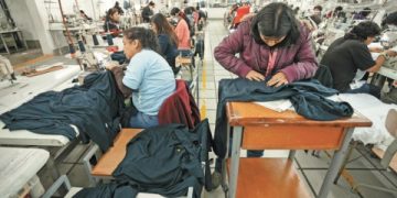Expertos alertan que industria de la moda aún tiene pendientes con sus trabajadores