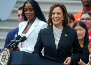 Tras amarrar nominación, encuesta ya pone arriba a Harris sobre Trump