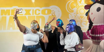 Lelé llegó a París, acompaña a atletas mexicanos en los Juegos Olímpicos