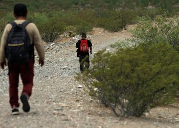 Operativos en frontera México-EU empujan a migrantes a cruzar por desierto