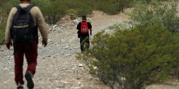 Operativos en frontera México-EU empujan a migrantes a cruzar por desierto