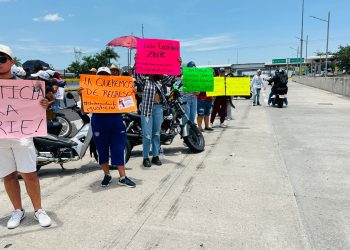 Bloquean autopista por desaparición de joven en Morelos