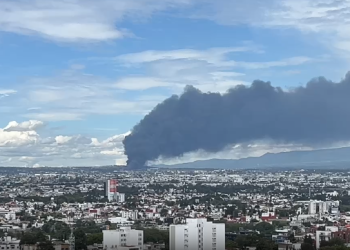 Incendio provoca densa columna de humo en Puebla