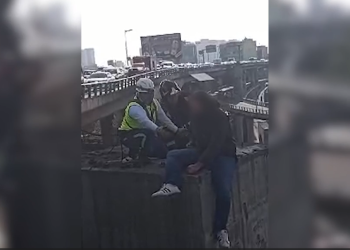 Autoridades evitan que hombre se arroje desde puente vehicular