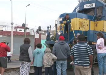 Vecinos de Ciudad Lago frenaron al tren por emanaciones de combustible