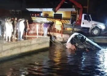 Siete jóvenes mueren al hundirse su camioneta en Veracruz