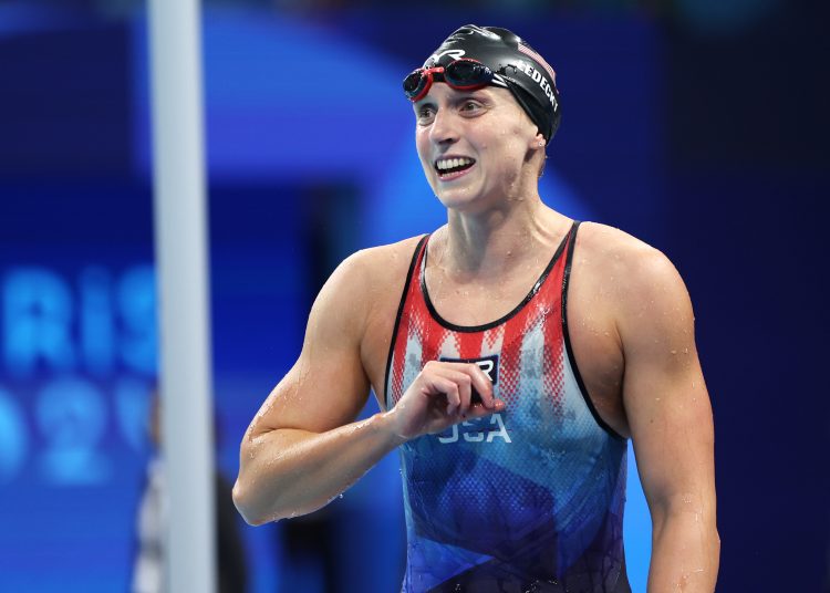Paris (France), 03/08/2024.- Katie Ledecky of USA celebrates winning the Women 800m Freestyle final of the Swimming competitions in the Paris 2024 Olympic Games, at the Paris La Defense Arena in Paris, France, 03 August 2024. (800 metros, Francia) EFE/EPA/RITCHIE B. TONGO