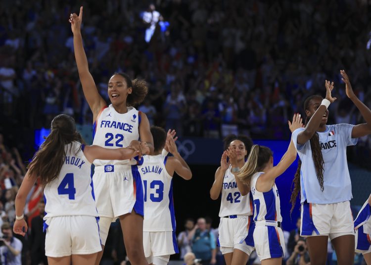Paris (France), 09/08/2024.- Players of France celebrate after winning the Women's semi final match between France and Belgium of the Basketball competitions in the Paris 2024 Olympic Games, at the Bercy Arena in Paris, France, 09 August 2024. (Baloncesto, Bélgica, Francia) EFE/EPA/RITCHIE B. TONGO