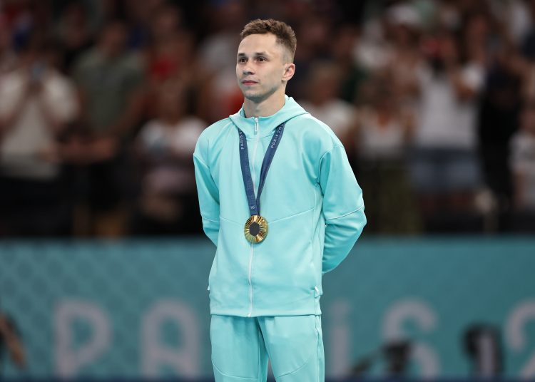 PARÍS, 02/08/2024.- Ivan Litvinovich posa con la medalla de oro en la final de trampolín masculino en los Juegos Olímpicos París 2024 que se ha celebrado, este viernes, en la capital francesa. EFE/ Sashenka Gutierrez