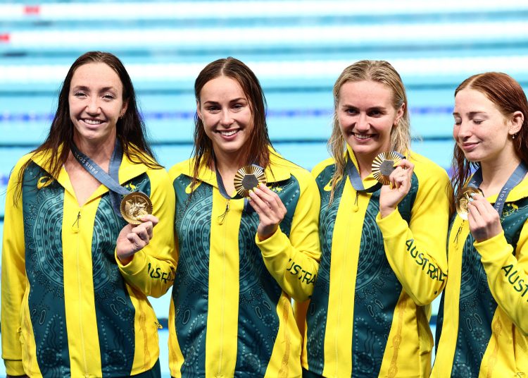 Paris (France), 01/08/2024.- Gold medalist Team Australia (L-R) Lani Pallister, Brianna Throssell, Ariarne Titmus, and Mollie O'Callaghan pose for photos after the podium the Women 200m Breatstroke of the Swimming competitions in the Paris 2024 Olympic Games, at the Paris La Defense Arena in Paris, France, 01 August 2024. (200 metros, Francia) EFE/EPA/ANNA SZILAGYI