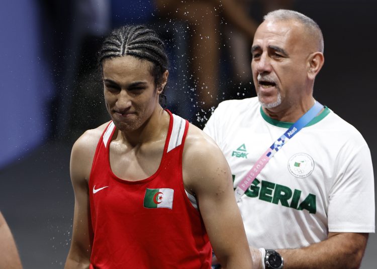 SEINE-SAINT DENIS, 03/08/2024.- La boxeadora argelina Imane  Khelif (rojo) durante su combate ante la húngara Anna Luca Hamori correspondiente a cuartos de final, categoría 66kg, de los Juegos Olímpicos de París 2024, en North Paris Arena de Seine-Saint Denis. EFE/ Miguel Toña