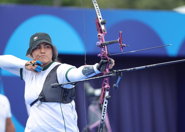 Paris (France), 03/08/2024.- Alejandra Valencia of Mexico competes in the Women Individual Archery Quarterfinal of the Archery competitions in the Paris 2024 Olympic Games, at the Invalides in Paris, France, 03 August 2024. (Francia) EFE/EPA/TERESA SUAREZ