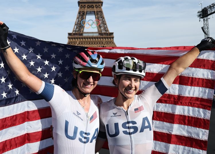 Paris (France), 04/08/2024.- Kristen Faulkner (R) of the USA celebrates with teammate Chloe Dygert after winning the Women's Road Cycling Race of the Paris 2024 Olympic Games in Paris, France, 04 August 2024. (Ciclismo, Francia) EFE/EPA/CHRISTOPHE PETIT TESSON