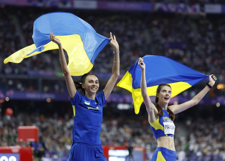 Saint-denis (France), 04/08/2024.- Yaroslava Mahuchikh (R) of Ukraine celebrates winning with third placed compatriot Iryna Gerashchenko (L) in the Women High Jump final of the Athletics competitions in the Paris 2024 Olympic Games, at the Stade de France stadium in Saint Denis, France, 04 August 2024. (Salto de altura, Francia, Ucrania) EFE/EPA/FRANCK ROBICHON