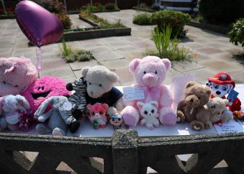 Muerte de tres niñas desata una ola de violencia en Reino Unido