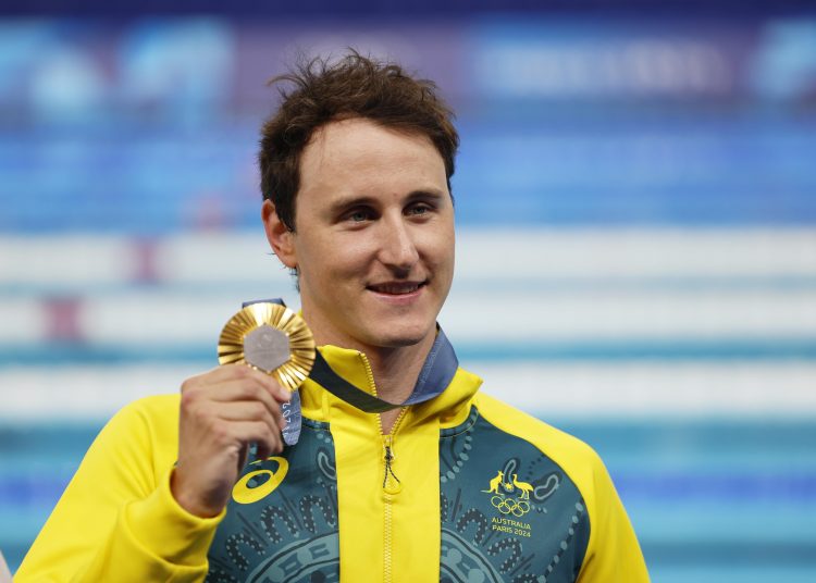 Paris (France), 02/08/2024.- Gold medalist Cameron McEvoy of Australia poses for photos after the podium for the Men 50m Freestyle final of the Swimming competitions in the Paris 2024 Olympic Games, at the Paris La Defense Arena in Paris, France, 02 August 2024. (Francia) EFE/EPA/MAST IRHAM