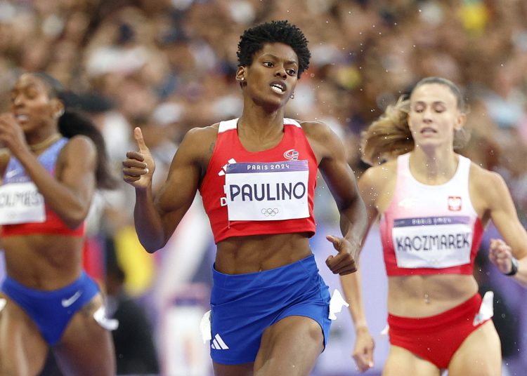 Saint-denis (France), 09/08/2024.- Marileidy Paulino of the Dominican Republic wins the Women 400m final of the Athletics competitions in the Paris 2024 Olympic Games, at the Stade de France stadium in Saint Denis, France, 09 August 2024. (400 metros, República Dominicana, Francia) EFE/EPA/FRANCK ROBICHON