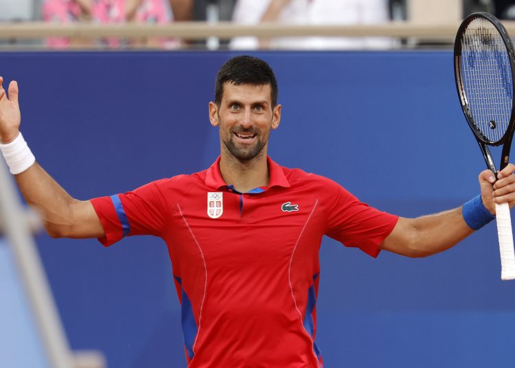 Paris (France), 01/08/2024.- Novak Djokovic of Serbia gestures to the crowd as he plays against Stefanos Tsitsipas of Greece (unseen) during their Men's Singles quarterfinal match of the tennis competitions in the Paris 2024 Olympic Games, at the Roland Garros in Paris, France, 01 August 2024. (Tenis, Francia, Grecia) EFE/EPA/RONALD WITTEK