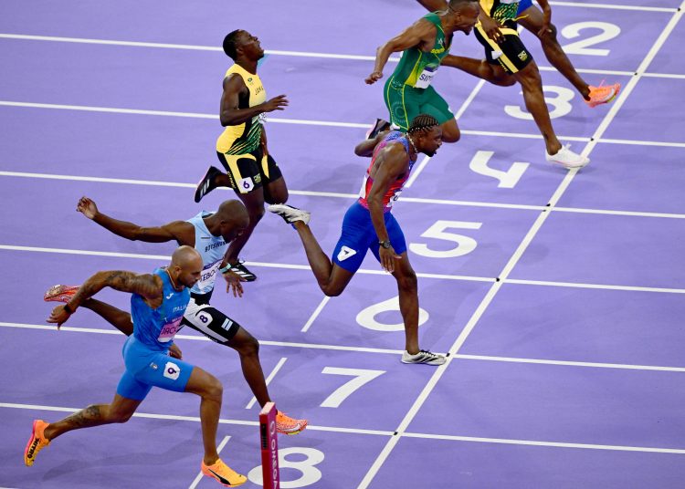 Saint-denis (France), 04/08/2024.- Noah Lyles (c) of the USA wins the Men 100m final of the Athletics competitions in the Paris 2024 Olympic Games, at the Stade de France stadium in Saint Denis, France, 04 August 2024. (100 metros, Francia) EFE/EPA/CHRISTIAN BRUNA
