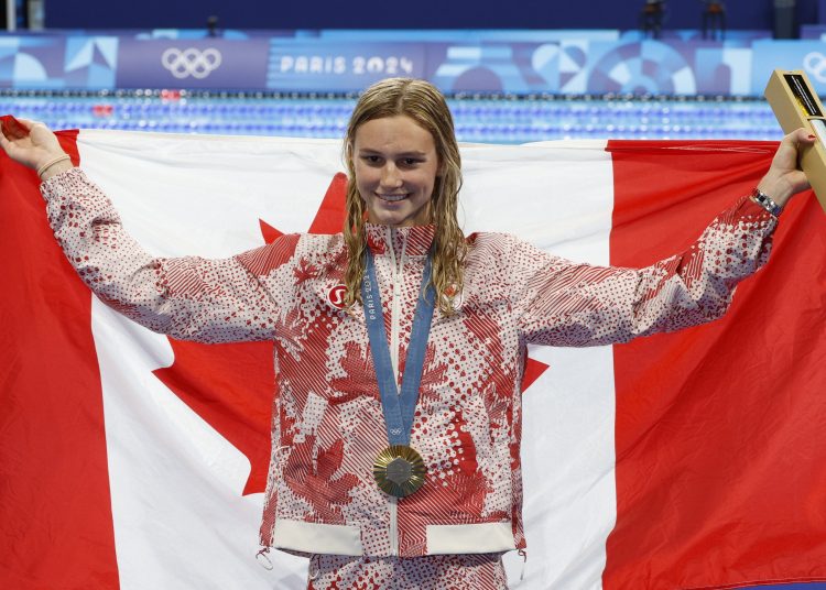 Paris (France), 01/08/2024.- Gold medalist Summer McIntosh of Canada poses for photos after the Women 200m Butterfly of the Swimming competitions in the Paris 2024 Olympic Games, at the Paris La Defense Arena in Paris, France, 01 August 2024. (200 metros, Francia) EFE/EPA/FRANCK ROBICHON