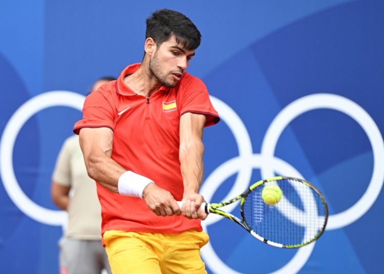 Paris (France), 02/08/2024.- Carlos Alcaraz of Spain in action against Felix Auger-Aliassime of Canada during their Men's Singles semifinal match of the Tennis competitions in the Paris 2024 Olympic Games, at the Roland Garros in Paris, France, 02 August 2024. (Tenis, Francia, España) EFE/EPA/CAROLINE BLUMBERG