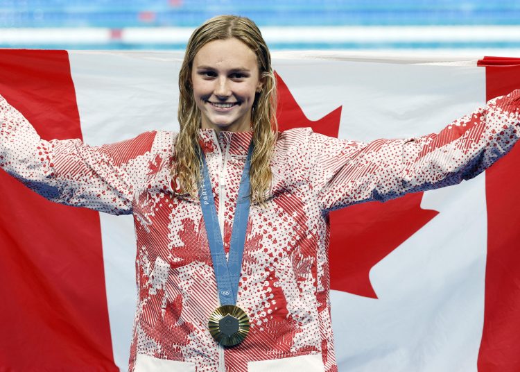 Paris (France), 03/08/2024.- Gold medalist Summer McIntosh of Canada poses for photos after The podium for the Women 200m Individual Medley final of the Swimming competitions in the Paris 2024 Olympic Games, at the Paris La Defense Arena in Paris, France, 03 August 2024. (200 metros, Francia) EFE/EPA/MAST IRHAM