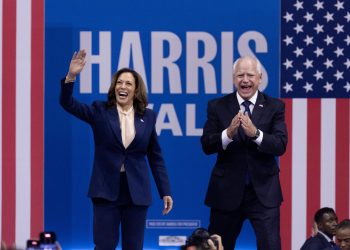 Kamala Harris y Tim Walz sostienen su primer mitin en EU