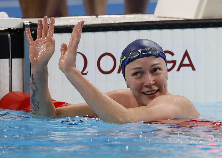 Paris (France), 03/08/2024.- Sarah Sjostrom of Sweden establishes a new Olympic record in the Women 50m Freestyle semifinal of the Swimming competitions in the Paris 2024 Olympic Games, at the Paris La Defense Arena in Paris, France, 03 August 2024. (Francia, Suecia) EFE/EPA/MAST IRHAM