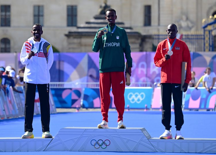 Saint-denis (France), 10/08/2024.- (L-R) Silver medalist Bashir Abdi of Belgium, Gold medalist Tamirat Tola of Ethiopia and Bronze medalist Benson Kipruto of Kenya pose for photos with their medals during a venue ceremony at Invalides following the Men's Marathon event of the Athletics competitions in the Paris 2024 Olympic Games in Paris, France, 10 August 2024. (Maratón, Bélgica, Etiopía, Francia, Kenia) EFE/EPA/CHRISTIAN BRUNA