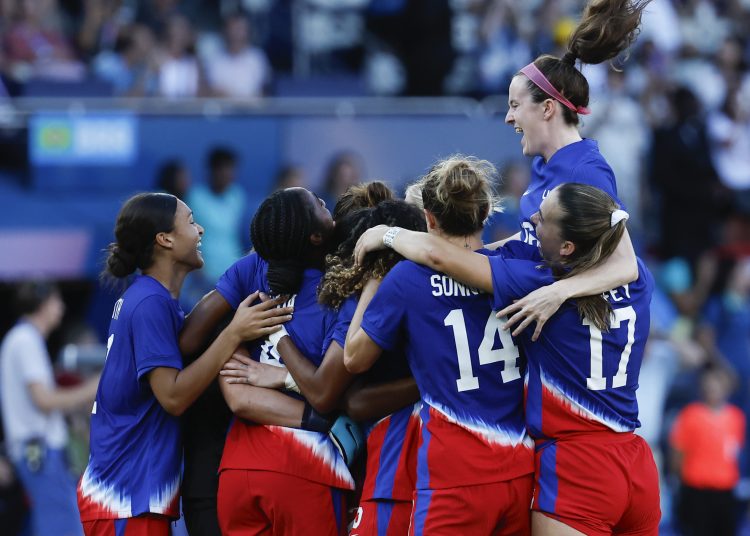 -FOTODELDÍA- PARÍS, 10/08/2024.- Las jugadoras estadounidenses celebran la victoria ante Brasil en la final de Fútbol femenino, entre Brasil y Estados Unidos, en los Juegos Olímpicos de París 2024 este sábado, en la capital gala. EFE/ Miguel Toña