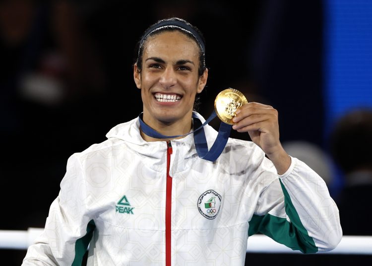 Paris (France), 09/08/2024.- Gold medal winner Imane Khelif of Algeria poses on the podium of the Women's 66kg Final category of the Boxing competitions in the Paris 2024 Olympic Games, at Roland Garros in Paris, France, 09 August 2024. (Francia) EFE/EPA/MAST IRHAM