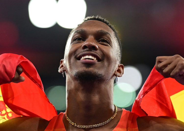 Saint-denis (France), 09/08/2024.- Jordan Alejandro Diaz Fortun of Spain celebrates winning in the Men Triple Jump Final of the Athletics competitions in the Paris 2024 Olympic Games, at the Stade de France stadium in Saint Denis, France, 09 August 2024. (Triple salto, Francia, Jordania, España) EFE/EPA/CHRISTIAN BRUNA