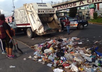 Recolectores levantaron bloqueo en Chimalhuacán, pero dejaron su basura